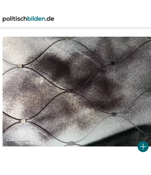 Auf dem Bild ist ein dunkler Hintergrund zu sehen. Davor wird ein Eisenzaun aus dünnen Drähten in Rautenform angedeutet.