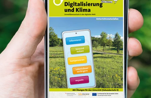 Ein Mensch hält ein Handy vor einem grünen Hintergrund. Auf dem Handy ist die Homepage des SaferInternet.at zu sehen mit dem Titel des Unterrichtsmaterials "Digitalisierung und Klima"
