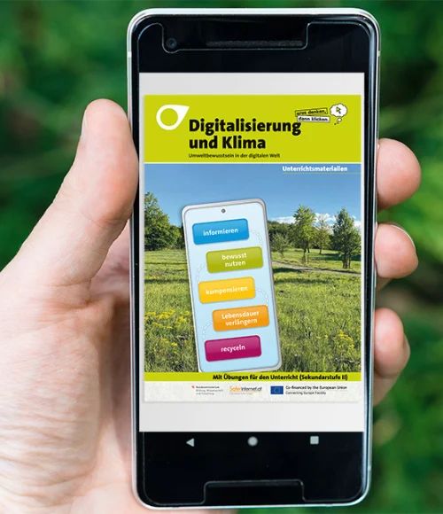 Ein Mensch hält ein Handy vor einem grünen Hintergrund. Auf dem Handy ist die Homepage des SaferInternet.at zu sehen mit dem Titel des Unterrichtsmaterials 