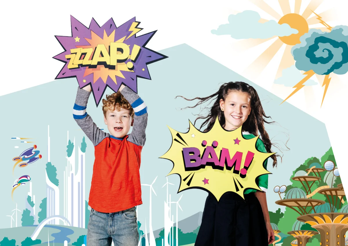 Junge und Mädchen freuen sich über die Umwelt