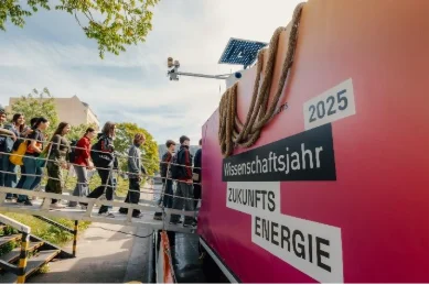 Das Plakat des Wissenschaftsjahrs 2025 mit einigen Besucherinnen und Besucher