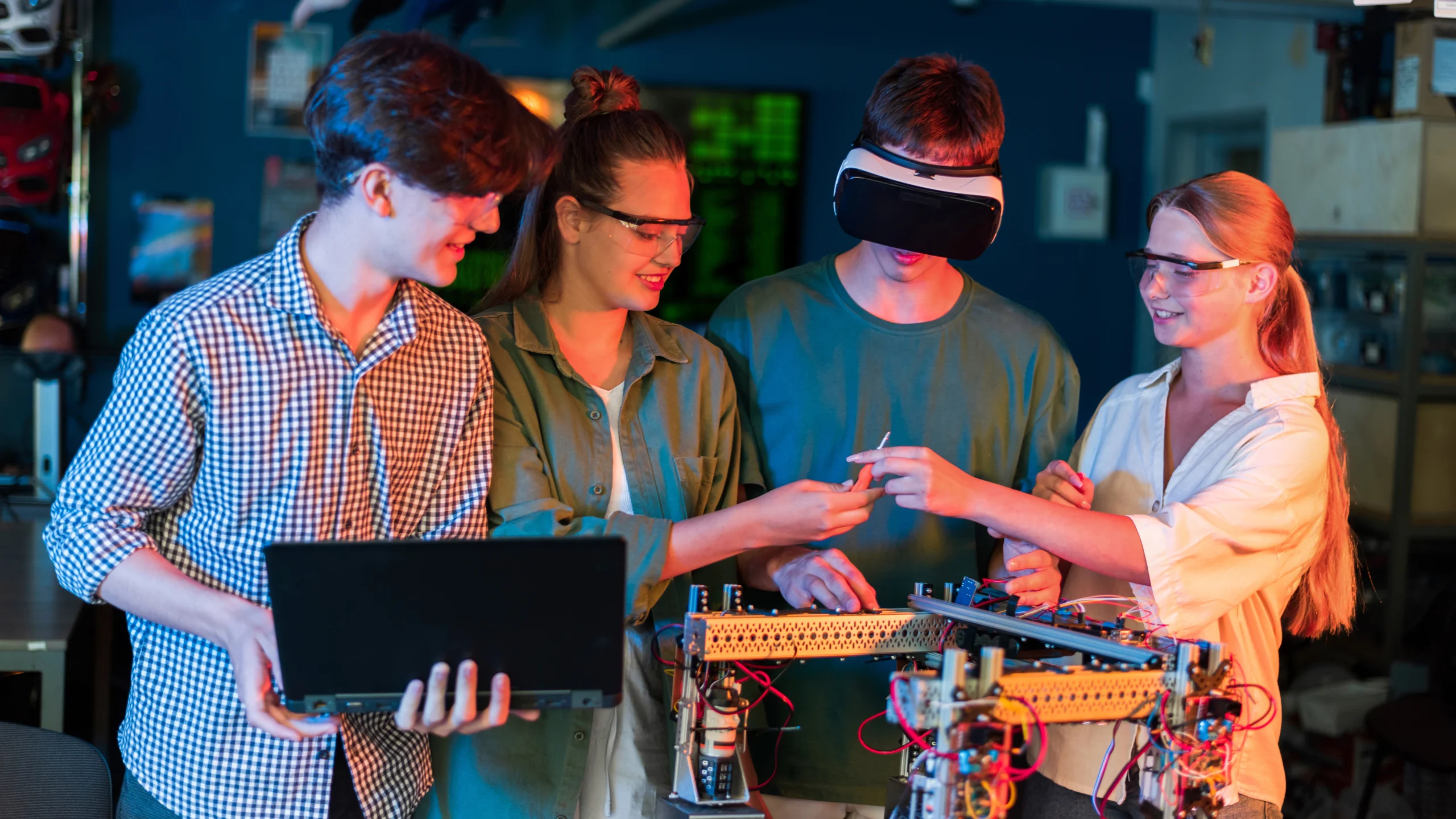 Gruppe Jugendlicher probieren Virtual Reality