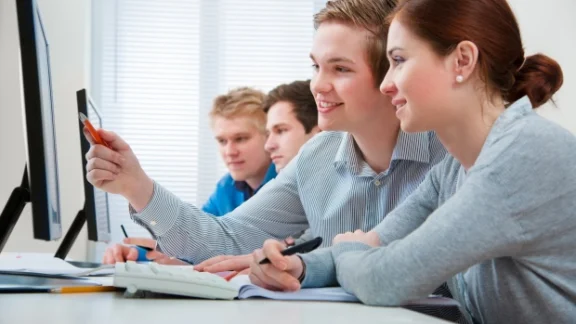 Personen schauen auf einen Bildschirm