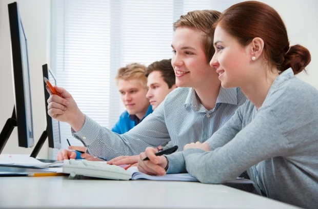 Personen schauen auf einen Bildschirm