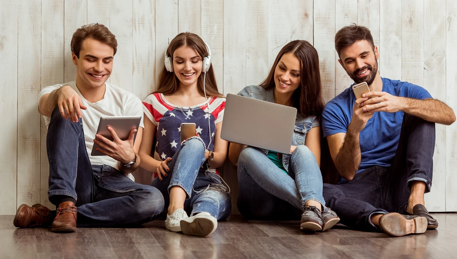 Gruppe von jungen Menschen an elektronischen Geräten