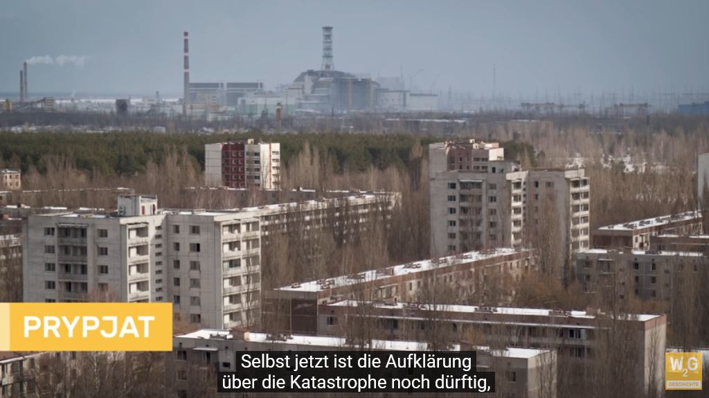 Foto von leerstehenden Häusern, Tschernobyl im Hintergrund.